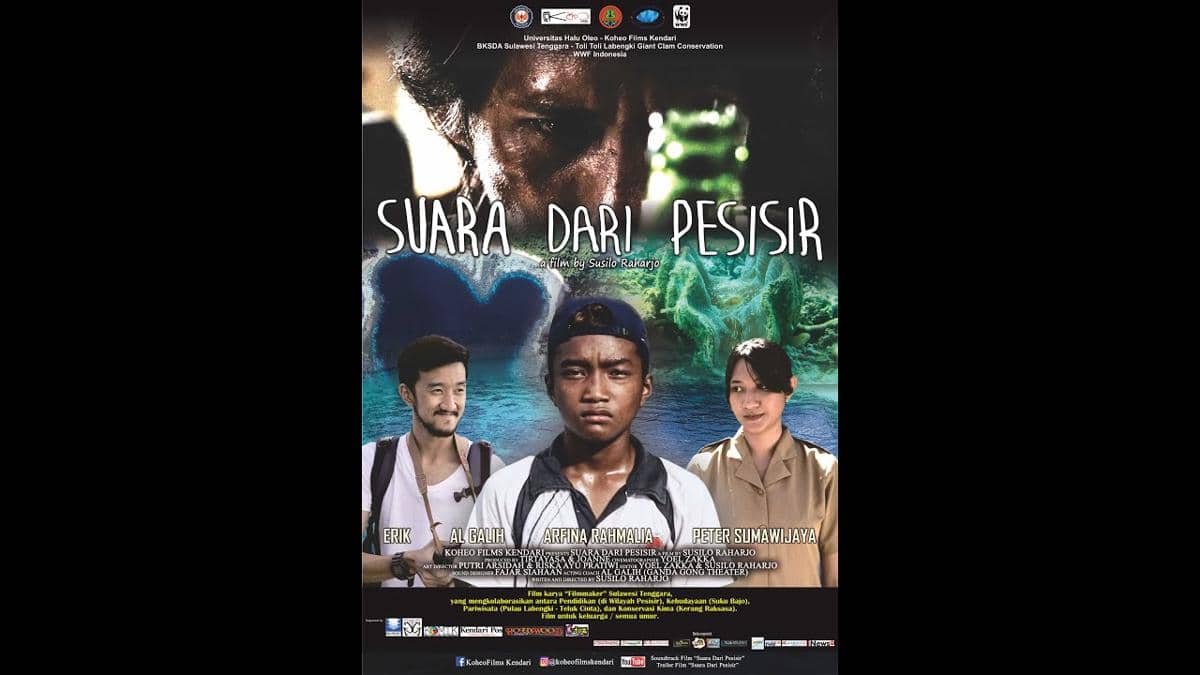 Poster film Suara dari Pesisir menampilkan tiga tokoh utama di tepi laut dengan latar ombak dan wajah seorang pria di bagian atas.