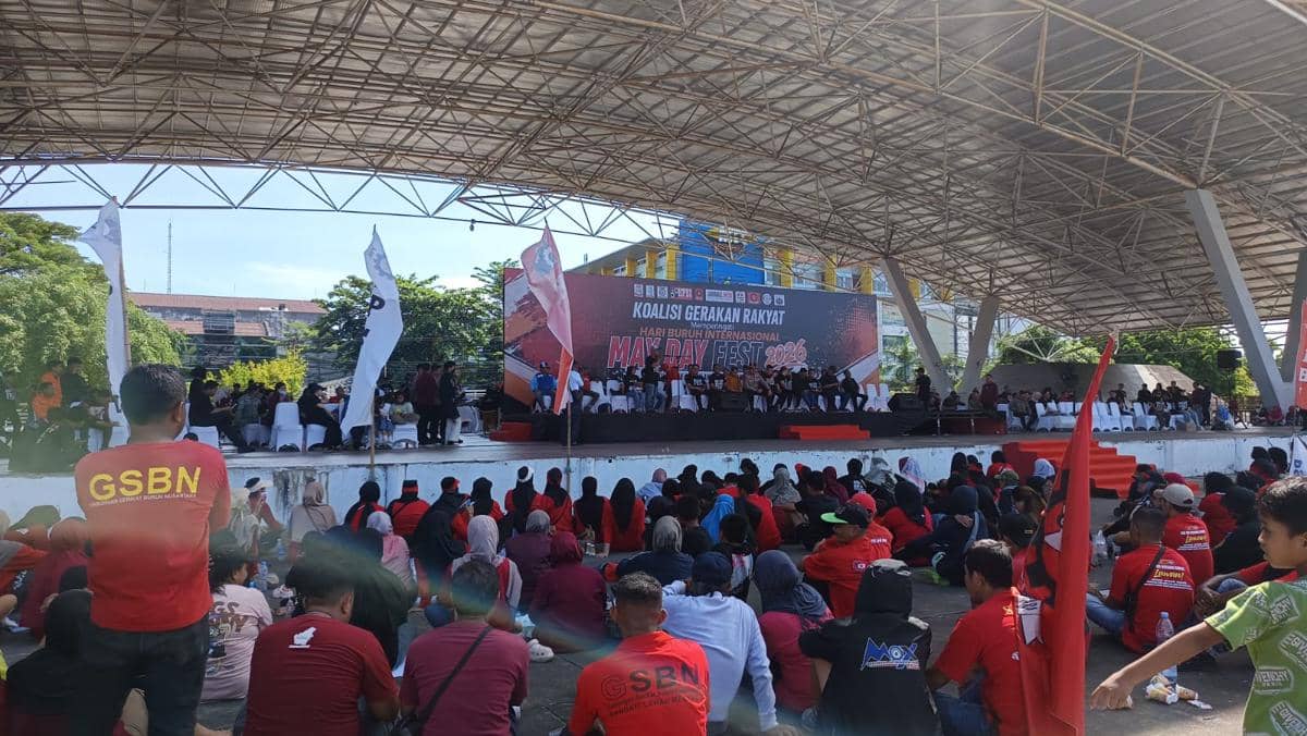 Perayaan Hari Buruh Internasional bertajuk May Day Fest, di tribun Lapangan Karebosi, Makassar, Jumat (1/5/2026). (IDN Times/Ashrawi Muin)
