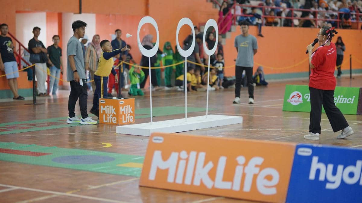 Anak-anak berpartisipasi dalam permainan melempar shuttlecock melalui lingkaran di Festival SenengMinton 2026 di Purwokerto.