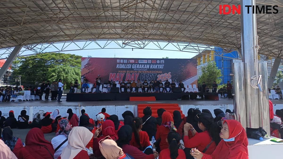 Peserta mengenakan pakaian merah dan hitam menghadiri peringatan Hari Buruh Internasional May Day Fest 2026 di Lapangan Karebosi, Makassar.