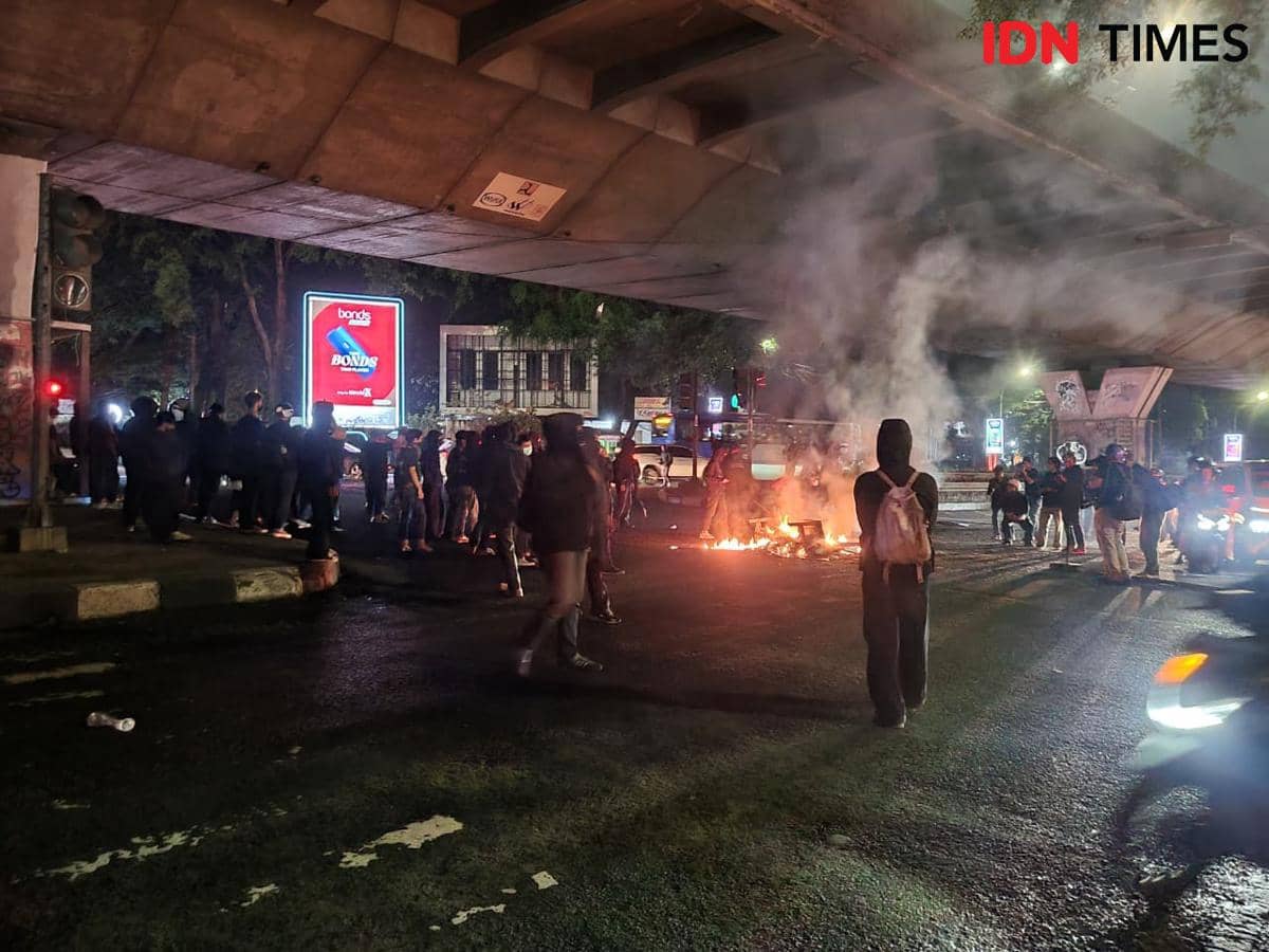 Polisi Amankan Massa Buat Ricuh di Cikapayang Bandung. IDN Times/Debbie Sutrisno