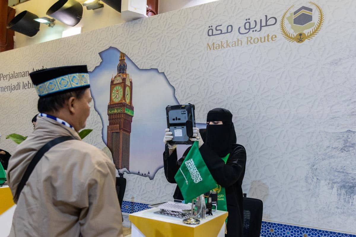 Ilustrasi petugas imigrasi Arab Saudi memeriksa jemaah haji menggunakan layanan Fast Track Haji Makkah Route. (Dok. Kementerian Haji)