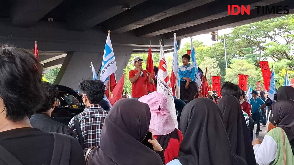 Ratusan buruh menggelar demonstrasi memperingati May Day 2026 di Jl AP Pettarani Makassar, Sulawesi Selatan (1/5/2026). IDN Times/Darsil Yah