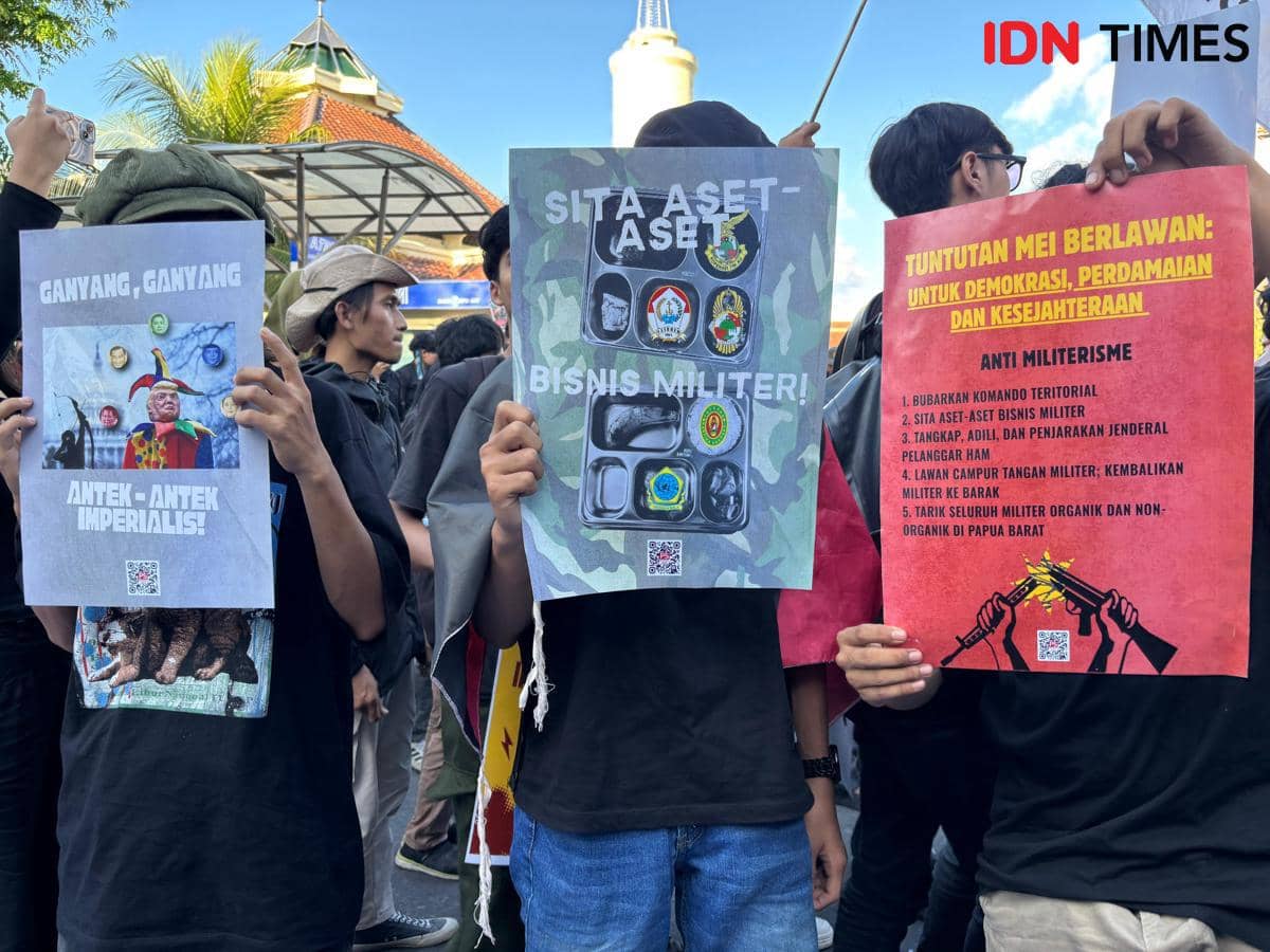 Massa aksi memperingati Hari Buruh, di depan DPRD DIY, Jumat (1/5/2026). (IDN Times/Herlambang Jati Kusumo)