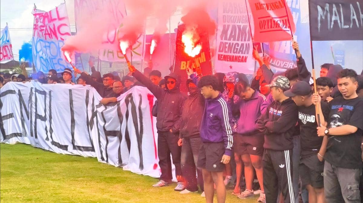 Dipermalukan Persebaya, Aremania Demo saat Latihan Singo Edan