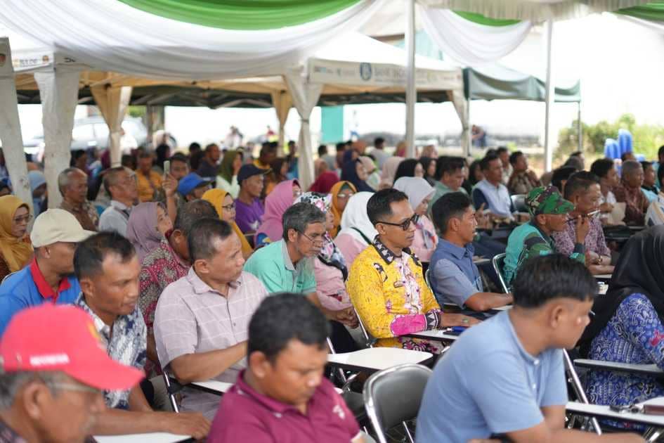 Peserta dialog antara Pemerintah Kota Metro dan kelompok tani se-Kota Metro duduk di bawah tenda dengan suasana serius dan tertib.