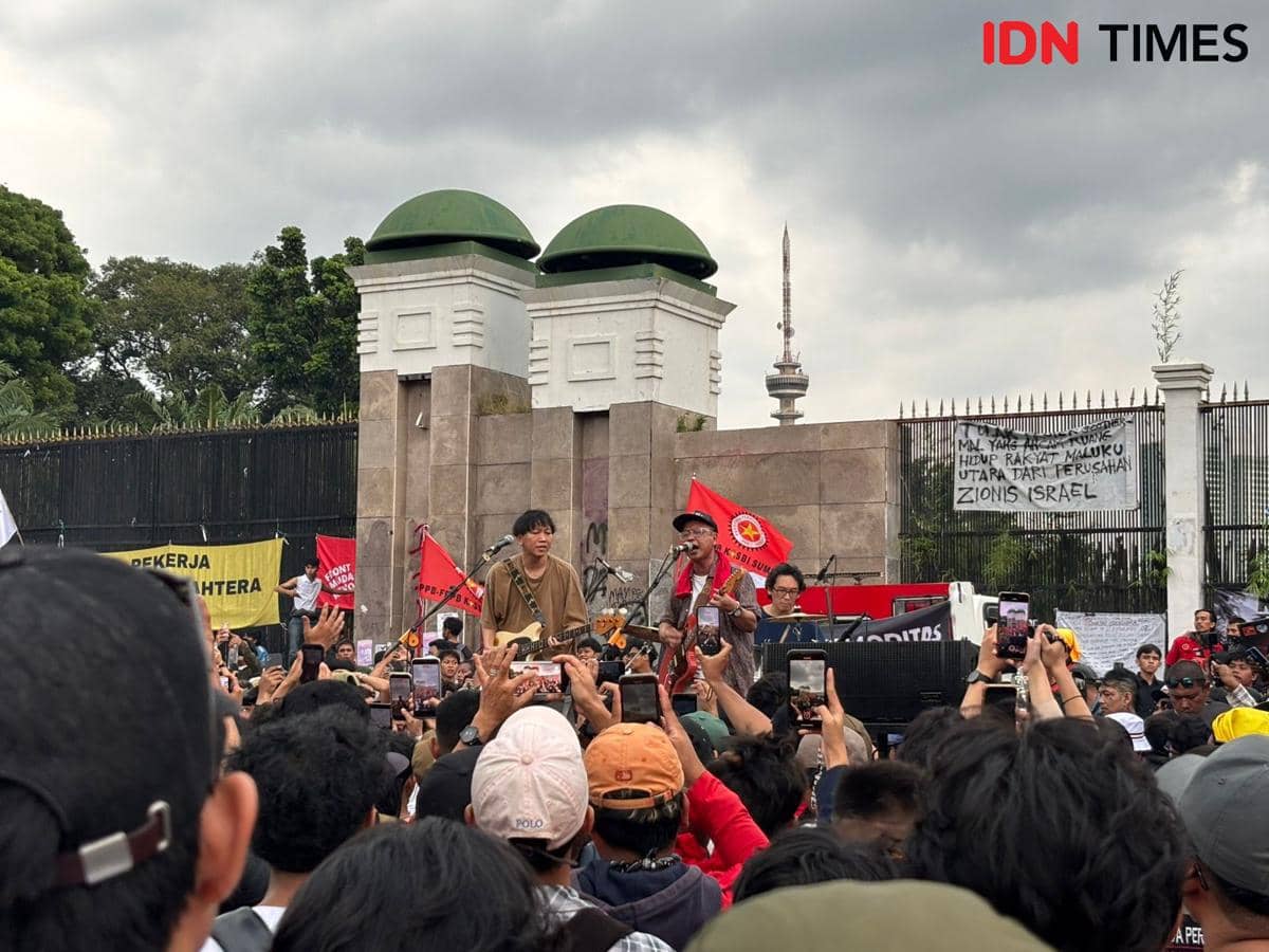 ERK Meriahkan Hari Buruh di DPR, Bawa Lagu Sebelah Mata
