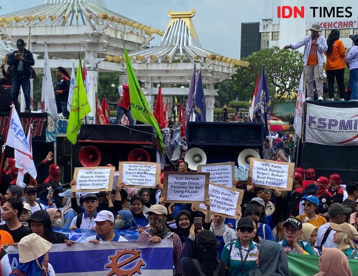 May Day di Surabaya, Buruh Sindir Pajak Pekerja untuk MBG