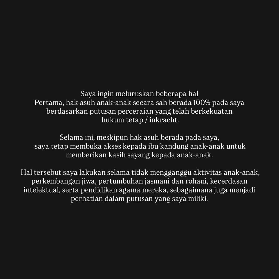 Tangkapan layar pernyataan tertulis Na Daehoon di latar belakang hitam mengenai hak asuh anak dan pembatasan akses ibu kandung.