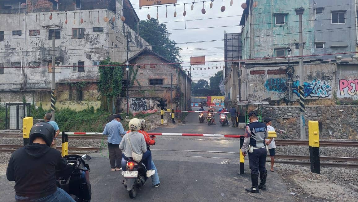 Usai Kecelakaan Kereta, KAI Pasang Palang Pintu di Perlintasan Ampera 