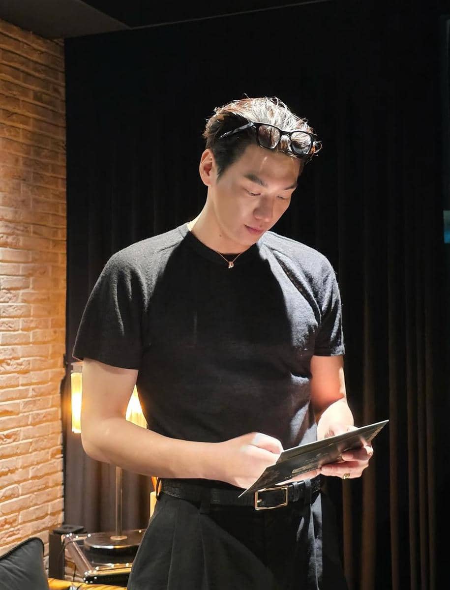 Kim Young Kwang di postingan instagram pribadinya
