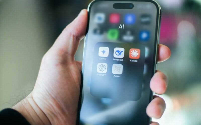 ilustrasi berbagai aplikasi AI di smartphone