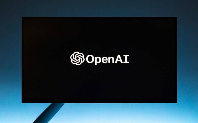 ilustrasi logo OpenAI di layar komputer