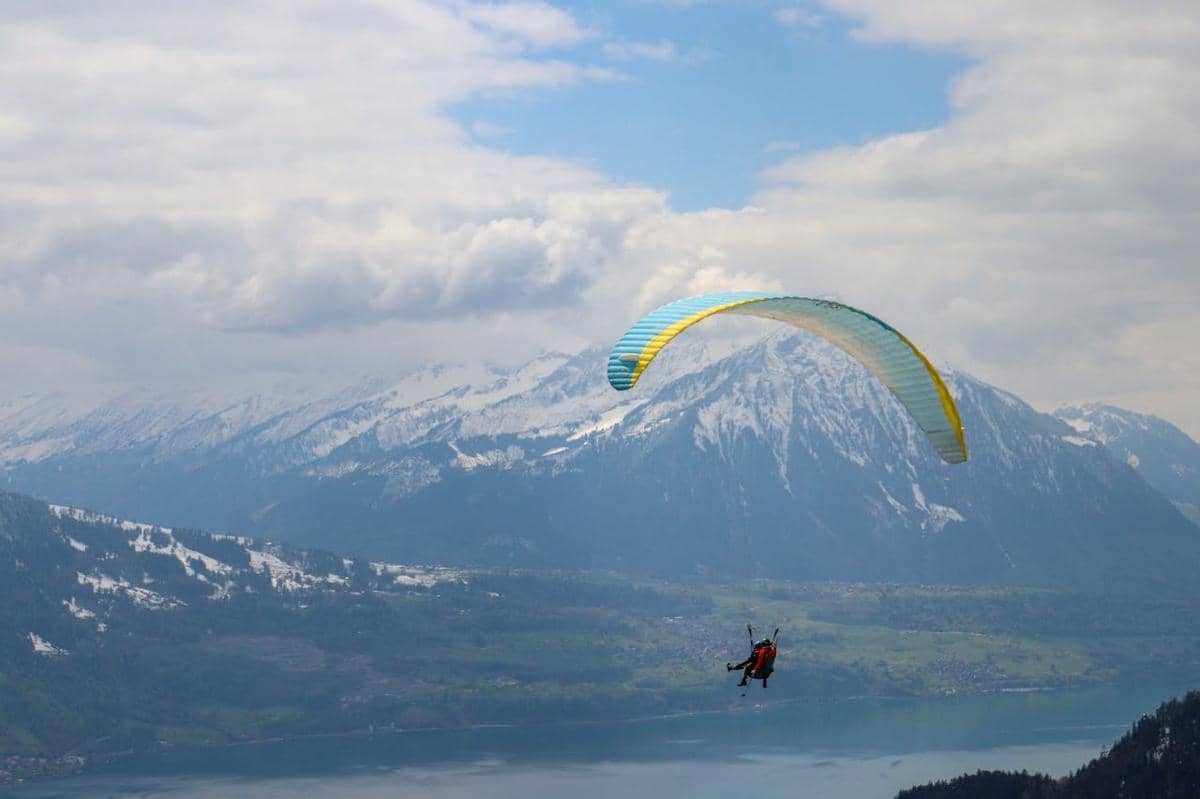 Ilustrasi paragliding 