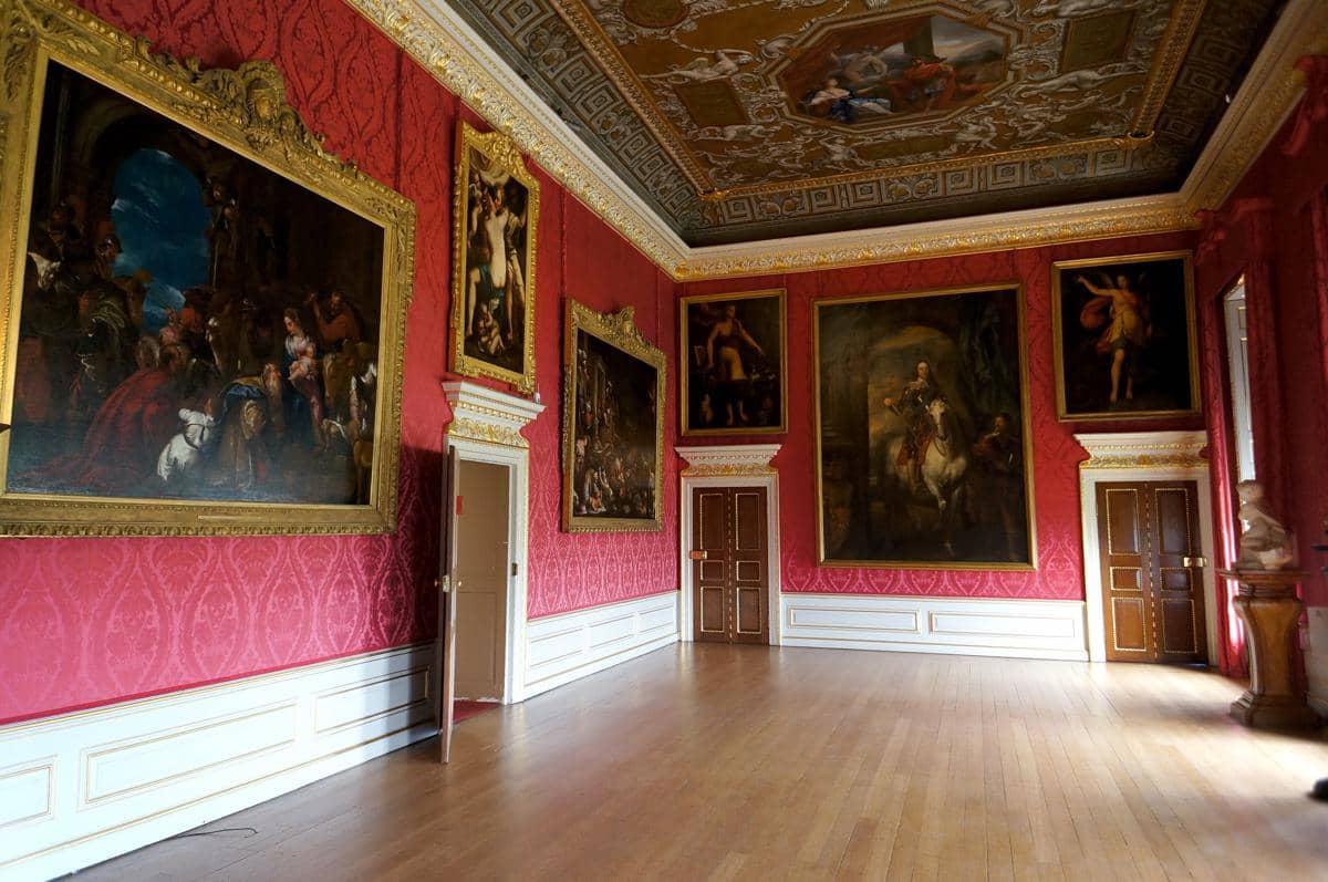 interior Istana Kensington dengan desain klasik yang khas.