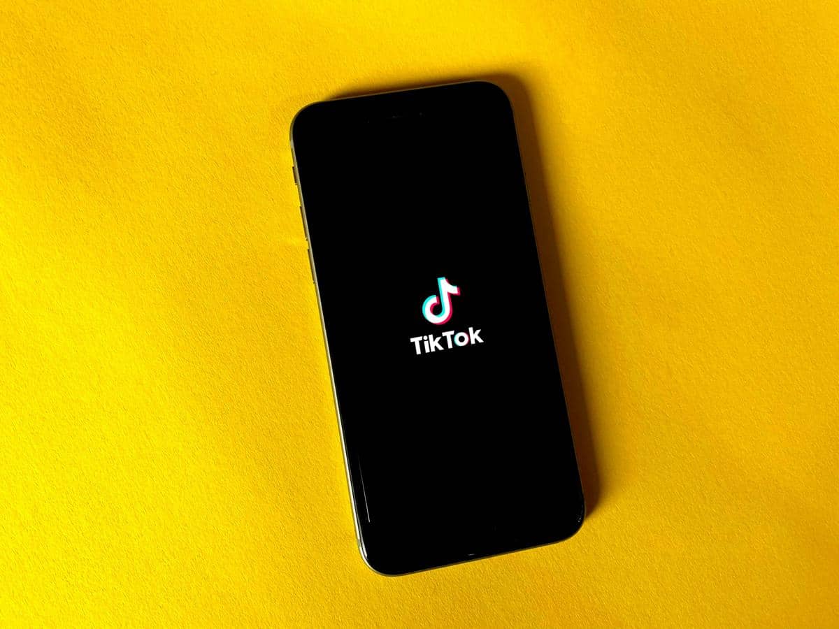 ilustrasi logo TikTok di HP
