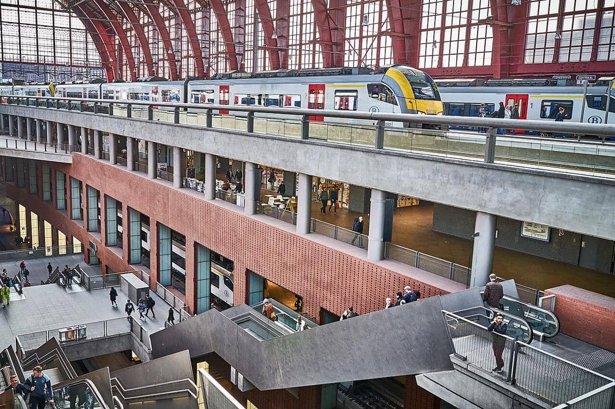 Pemandangan stasiun kereta api Antwerpen Centraal di Belgia.