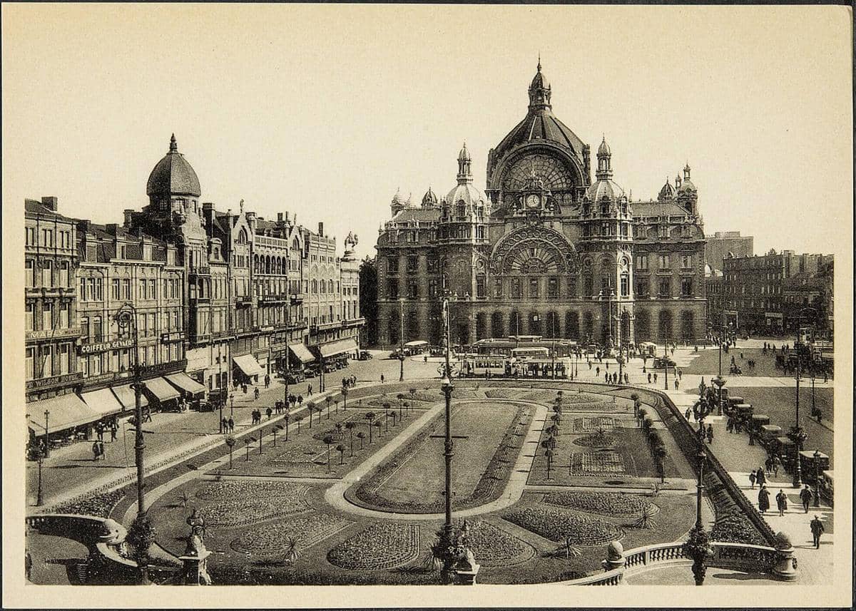 Antwerpen Centraal, stasiun kereta api utama di Antwerp, Belgia, dan Koningin Astridplein (Lapangan Ratu Astrid) yang berdekatan seperti yang terlihat pada awal abad ke-20.