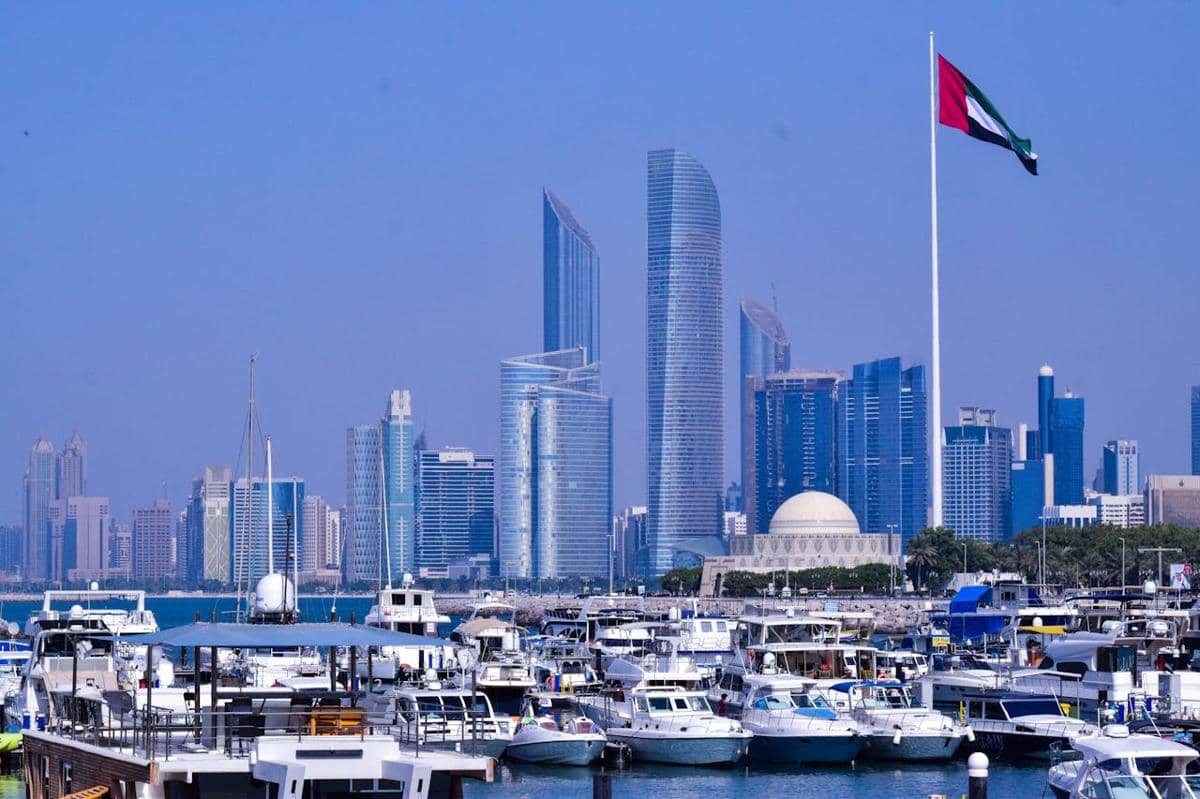 Bendera Uni Emirat Arab sedang berkibar.