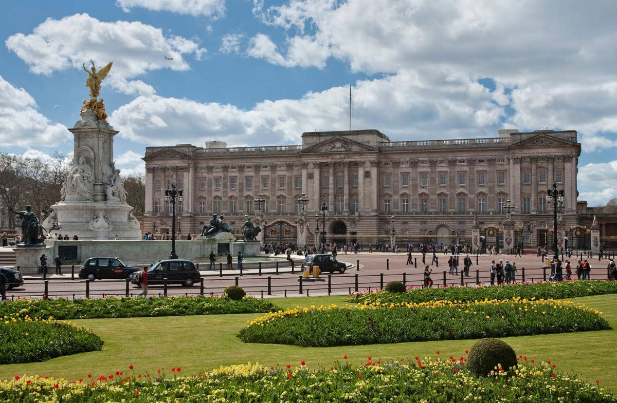 Istana Buckingham yang memiliki ukuran lebih besar dibandingkan Istana Kensington.