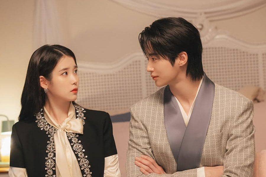 Dua karakter dalam drama Korea Perfect Crown saling menatap di dalam ruangan dengan pencahayaan hangat dan suasana intim.