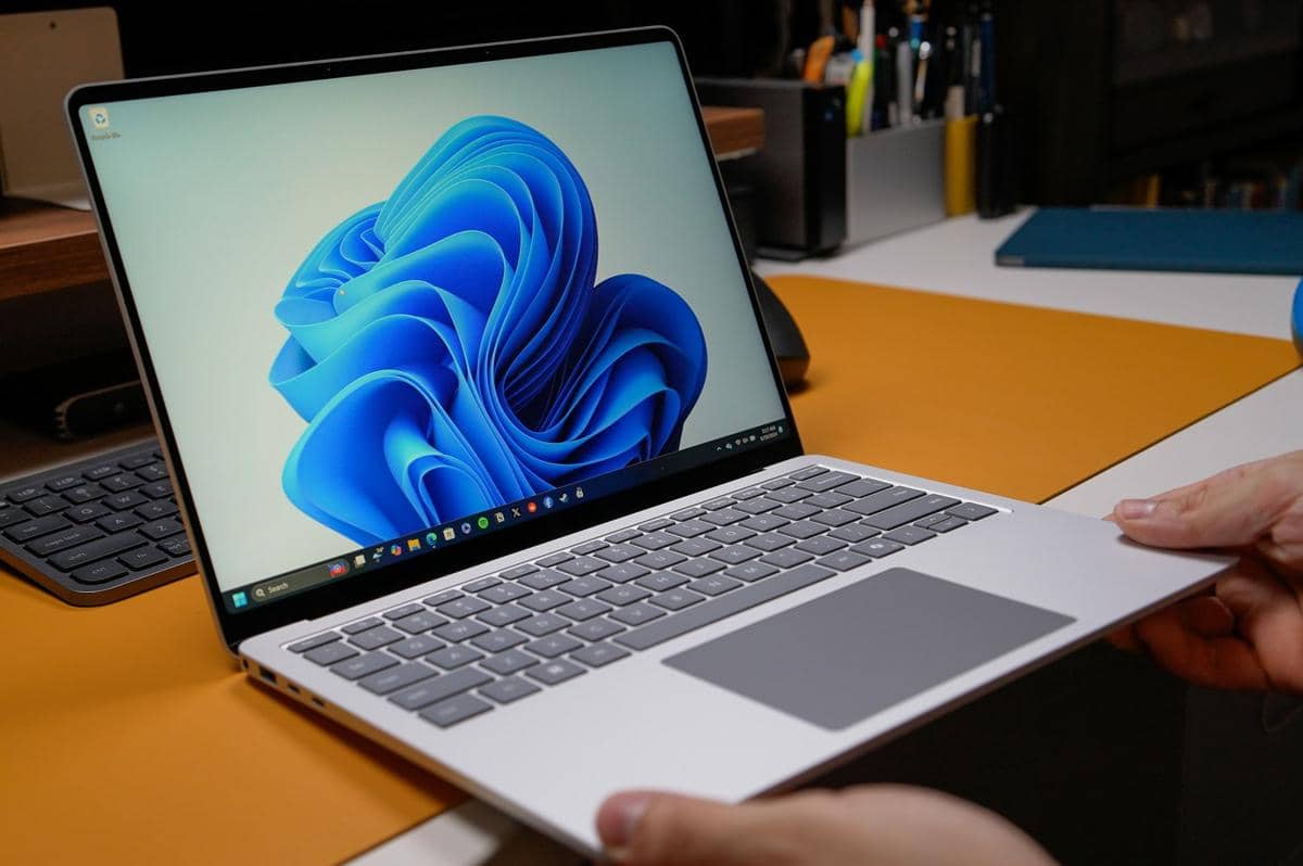 ilustrasi laptop 