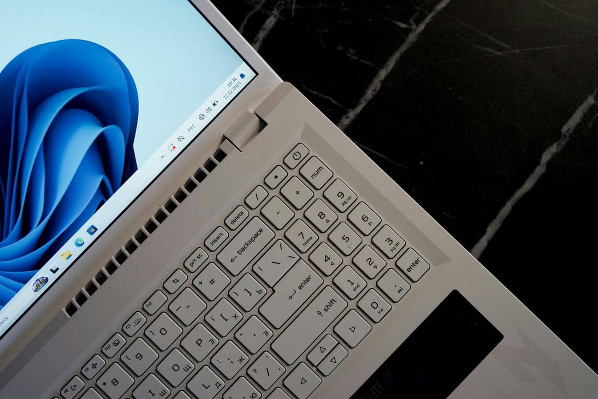 ilustrasi laptop 