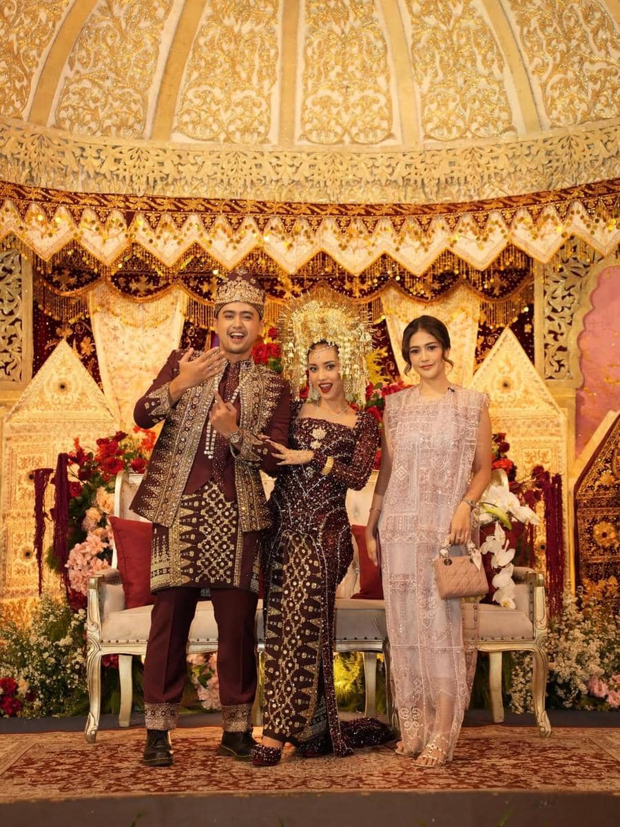 gaya tamu undangan di pernikahan Indian Akbar dan Siska Minbite