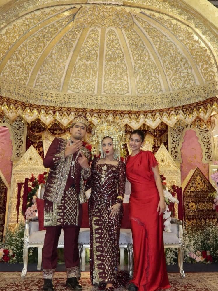 gaya tamu undangan di pernikahan Indian Akbar dan Siska Minbite