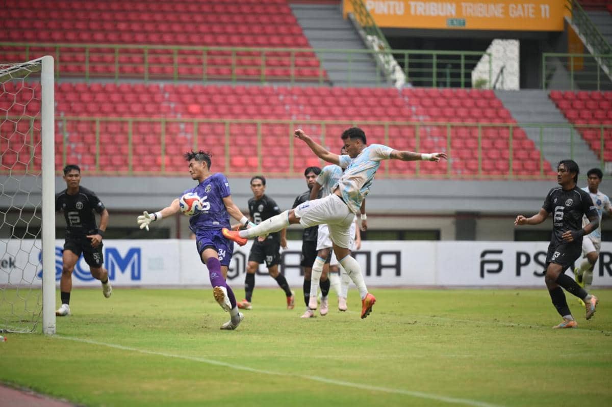 Douglas Cruz Oliveira saat mencetak gol ke gawang Bekasi City