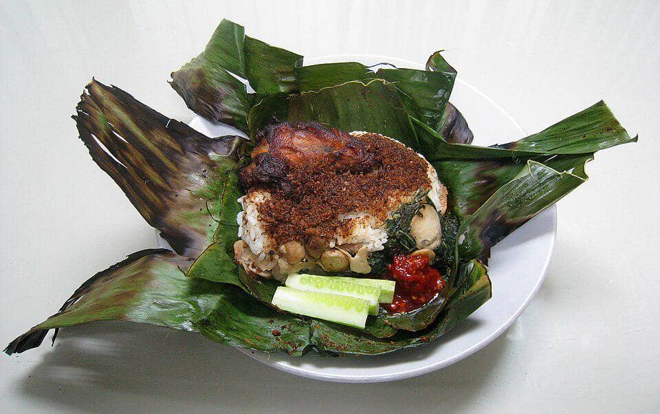 5 Alasan Makanan yang Dibungkus Daun Pisang Lebih Wangi dan Nikmat