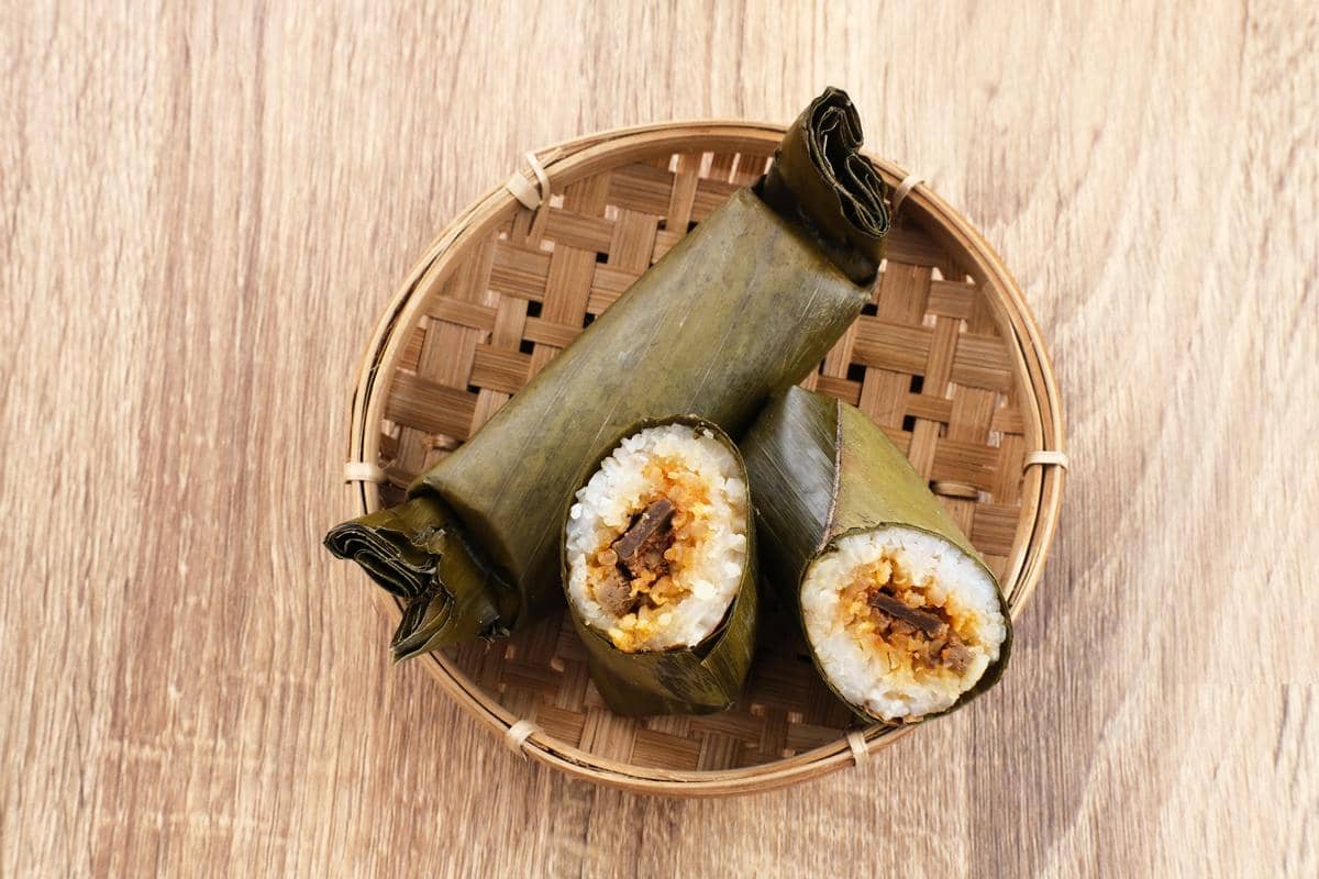 ilustrasi makanan yang dibungkus daun pisang 