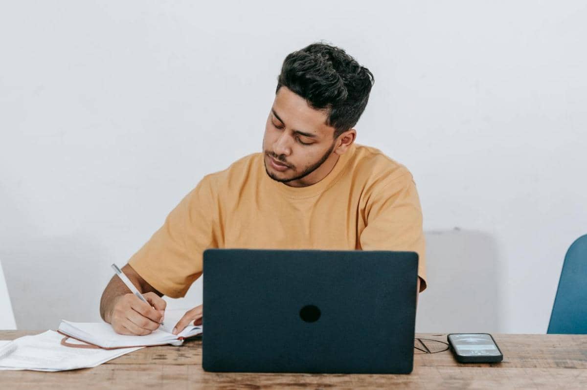 5 MBTI Cowok yang Cocok Jadi Copywriter, Jago Main Kata-kata!