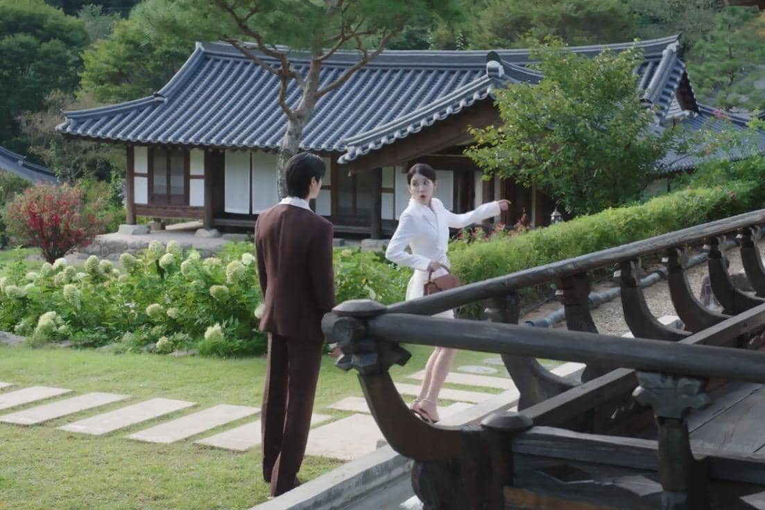 Seong Hui Ju (IU) dan I An (Byeon Woo Seok) dalam drakor Perfect Crown 