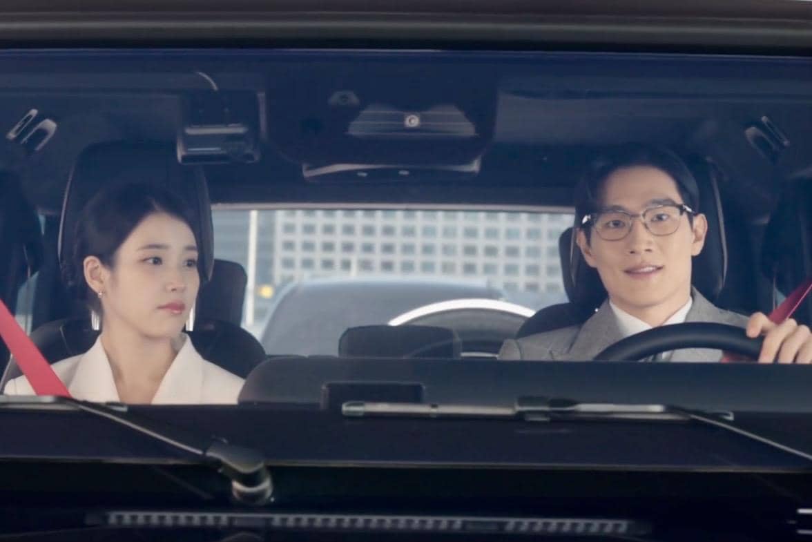 Seong Hui Ju (IU) dan Min Jung Woo (Noh Sang Hyun) dalam drakor Perfect Crown 