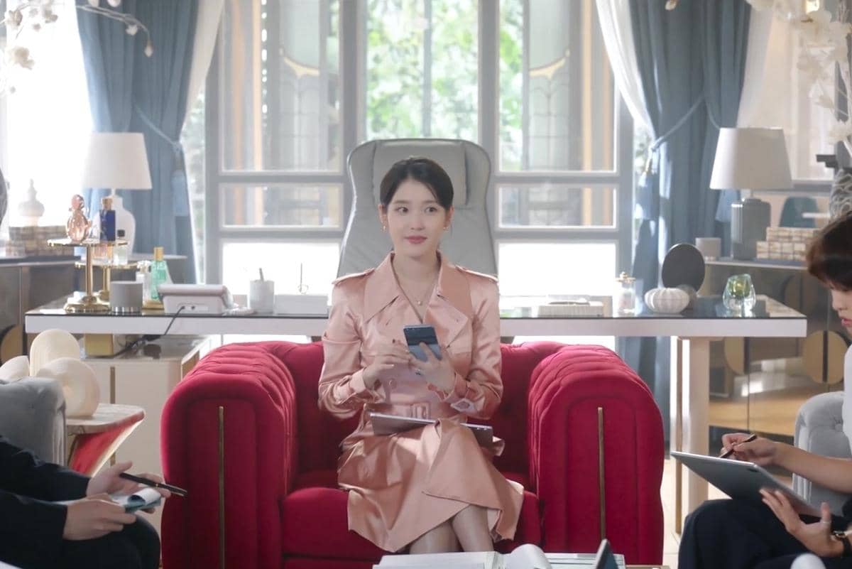 Seong Hui Ju (IU) dalam drakor Perfect Crown 