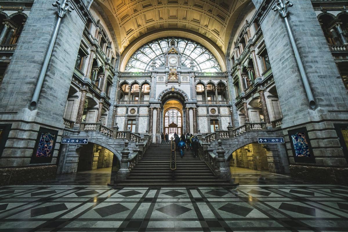 Antwerpen Centraal, stasiun kereta api utama di Antwerp, Belgia, dengan arsitektur neo-Barok simetris.