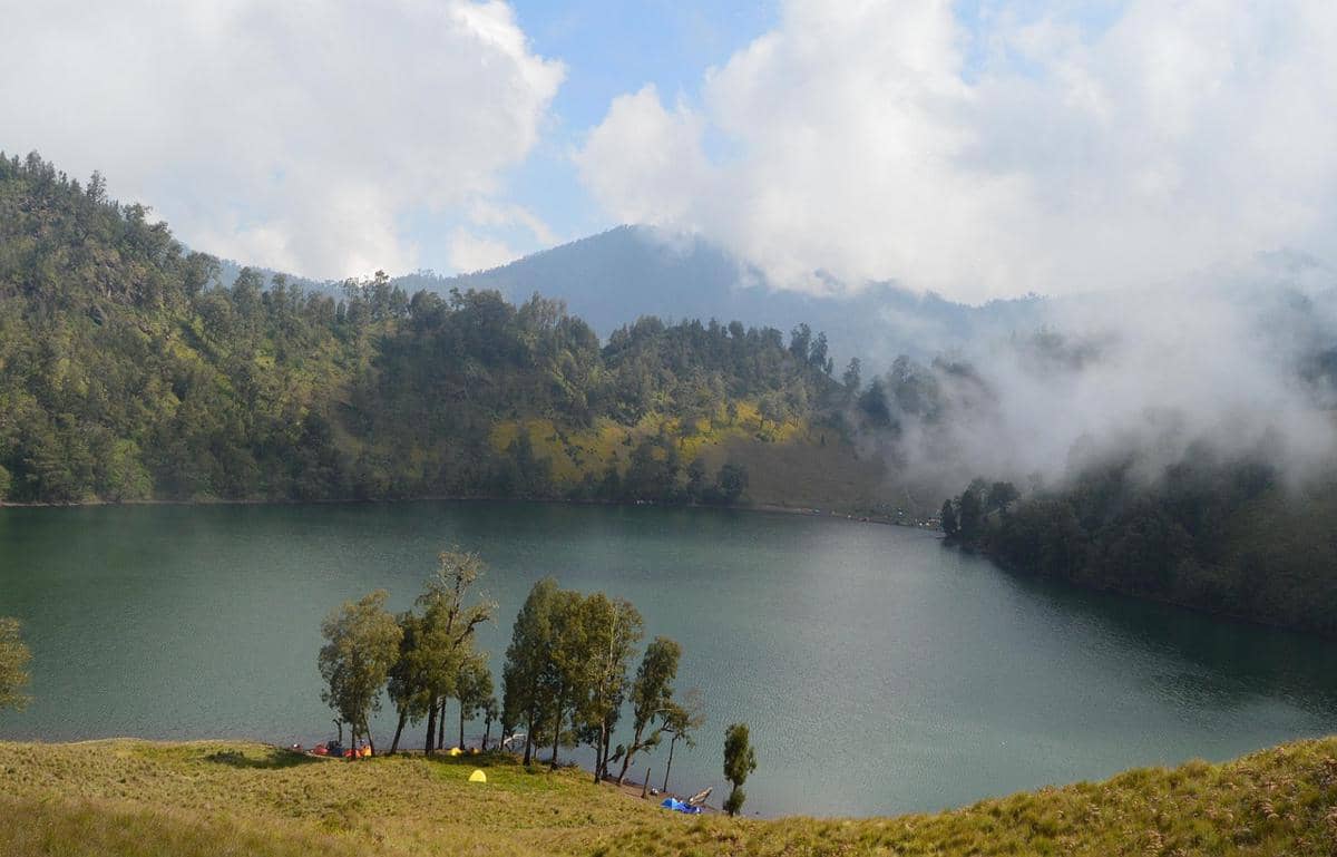 pendaki camping di sekitar Ranu Kumbolo Semeru