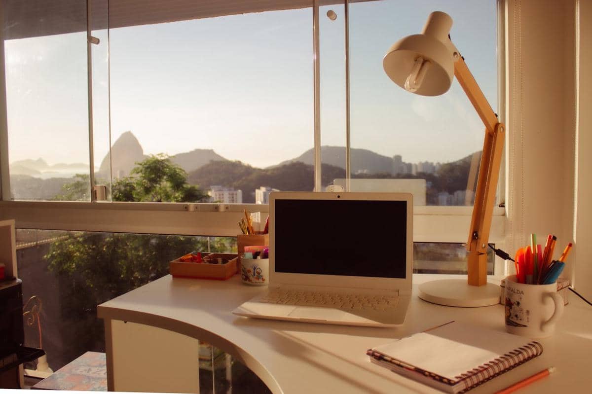 Ilustrasi desk-scaping 