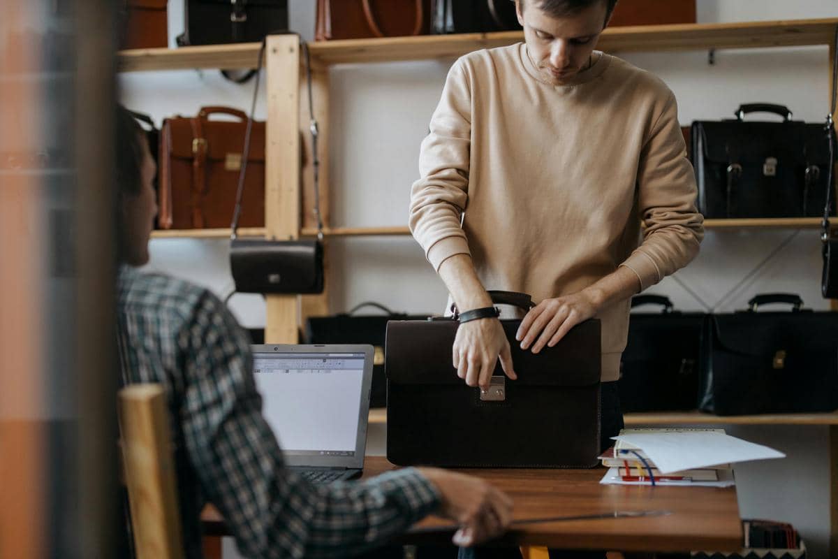 5 Tips Pria Memilih Tas Kerja Fungsional yang Tetap Stylish