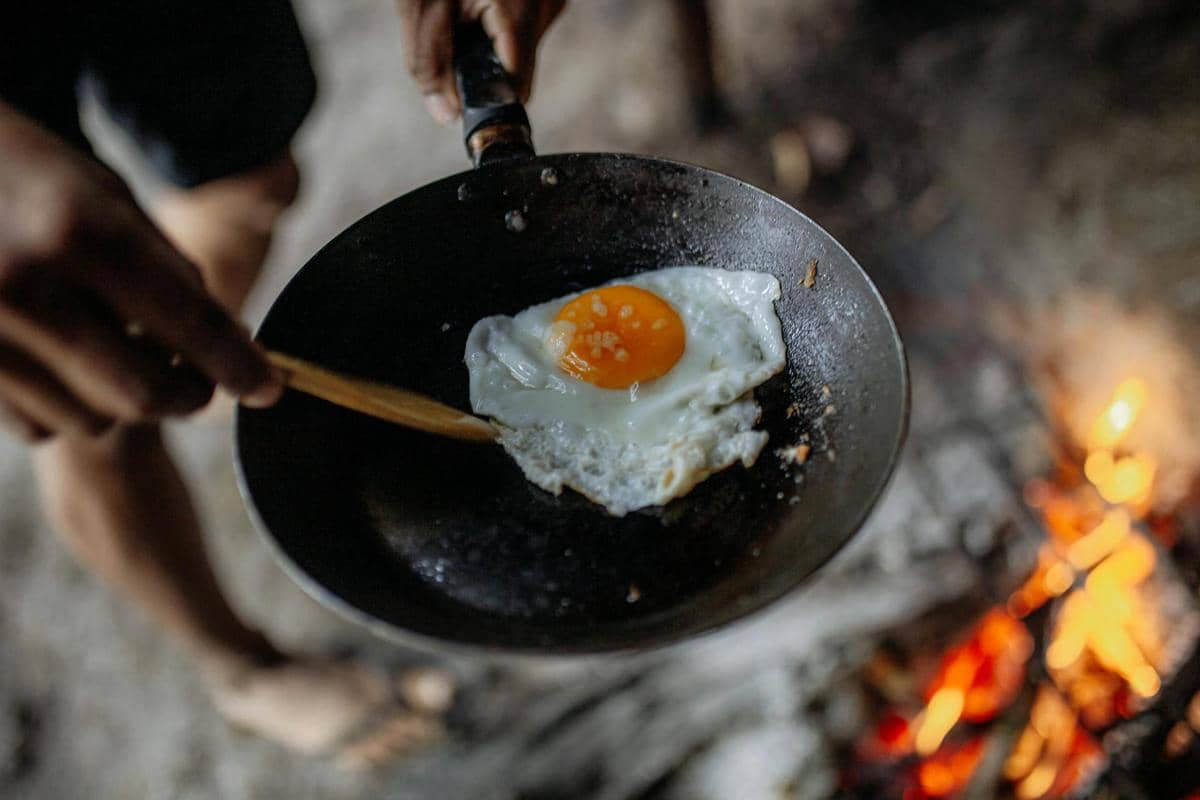ilustrasi memasak telur