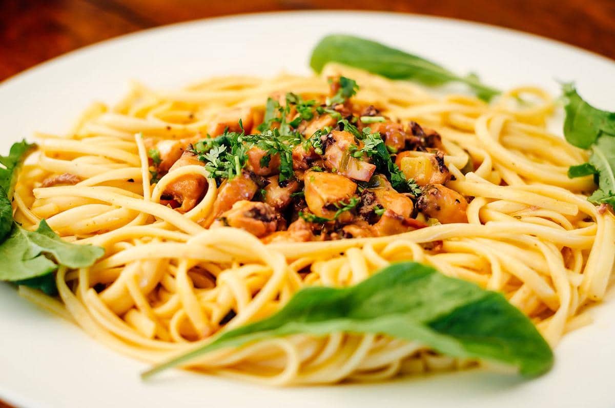 ilustrasi chicken florentine pasta