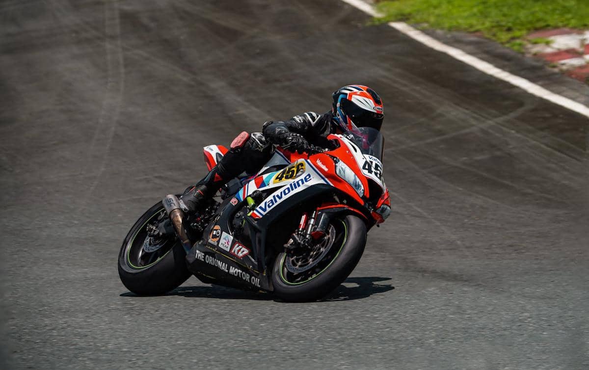 ilustrasi mengendarai motor sport