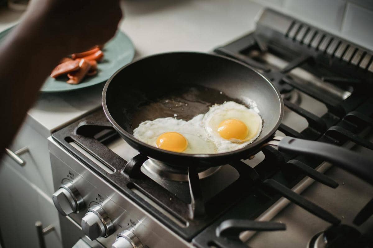 5 Cara Bikin Telur Mata Sapi yang Matangnya Pas dan Cantik