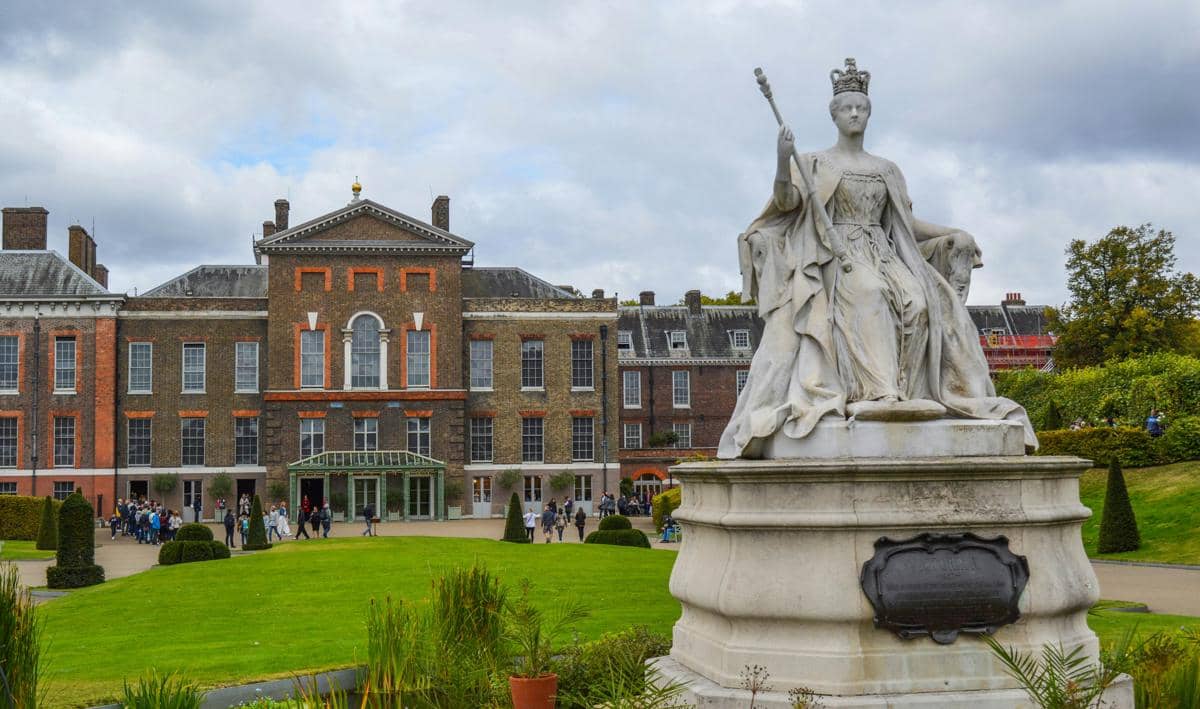 Istana Kensington, tempat bersejarah yang juga berkaitan dengan masa kecil Ratu Victoria.