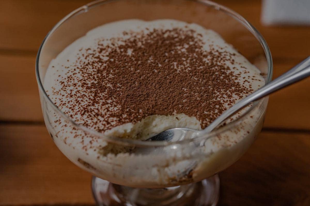 ilustrasi tiramisu chia pudding 