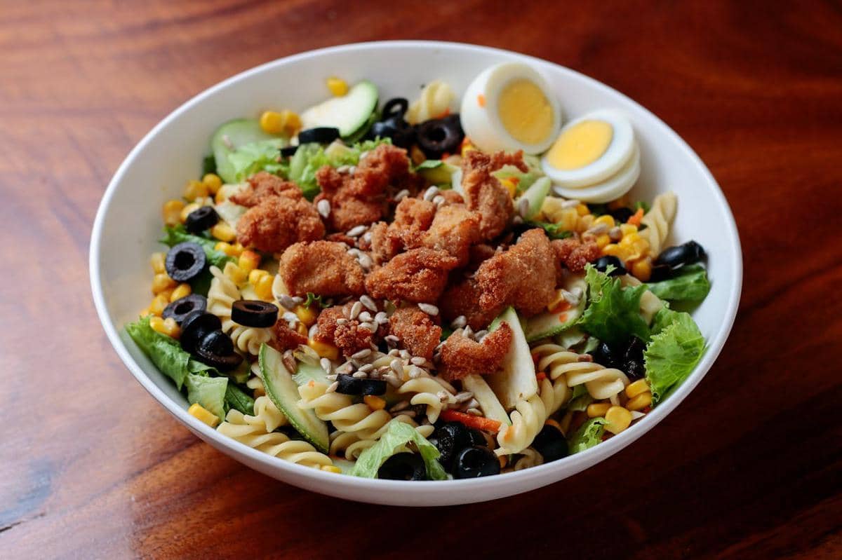ilustrasi sajian salad pasta ayam BBQ