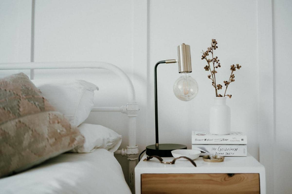 5 Trik Sederhana Menata Meja Nakas Agar Kamar Tidur Lebih Estetik