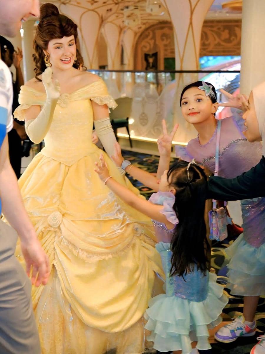 Arsy, Ameena dan Azura cosplay jadi Ariel di Disney Cruise