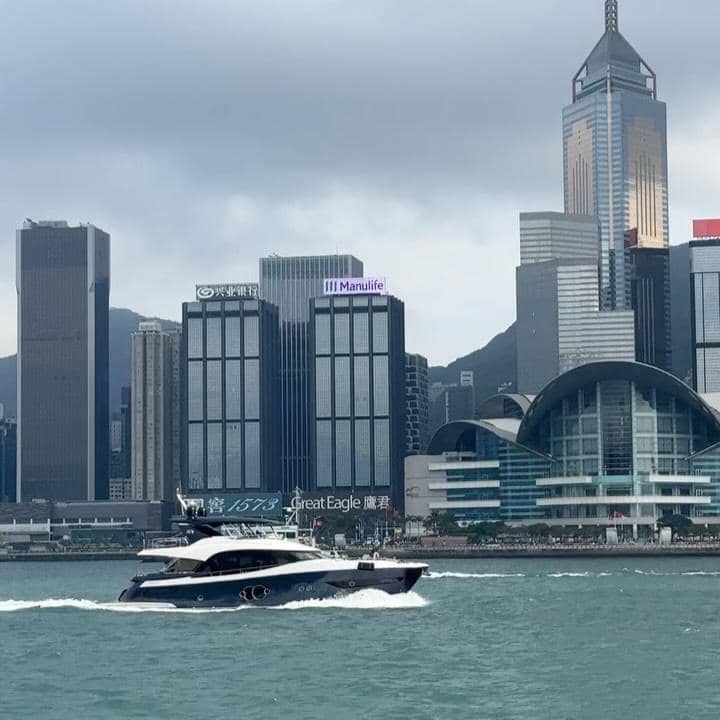 Keluarga Ayudia Bing Slamet saat jalan-jalan di Hong Kong